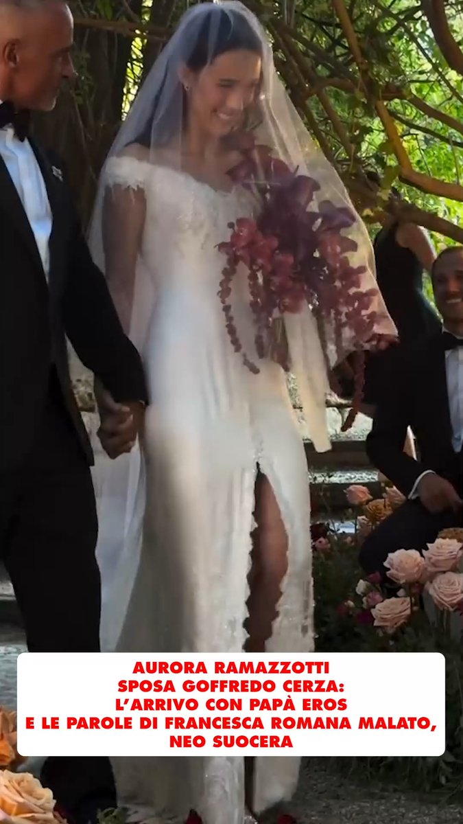 👰🤵 Ed è di nuovo “sì”. Aurora Ramazzotti e Goffredo Cerza si sono sposati, oggi pomeriggio, sabato 4 luglio, al Castello Xirumi a Serravalle di Lentini, in provincia di Siracusa. Dopo il rito civile di ieri, nel municipio di Militello in Val di Catania, città che oltre a essere legata all’infanzia di mamma Michelle Hunziker (qui era solita trascorrere le estati) ha dato i natali a Pippo Baudo, alle 18 è iniziata la cerimonia vera e propria. 📹 via Instagram: Giulia Salemi
