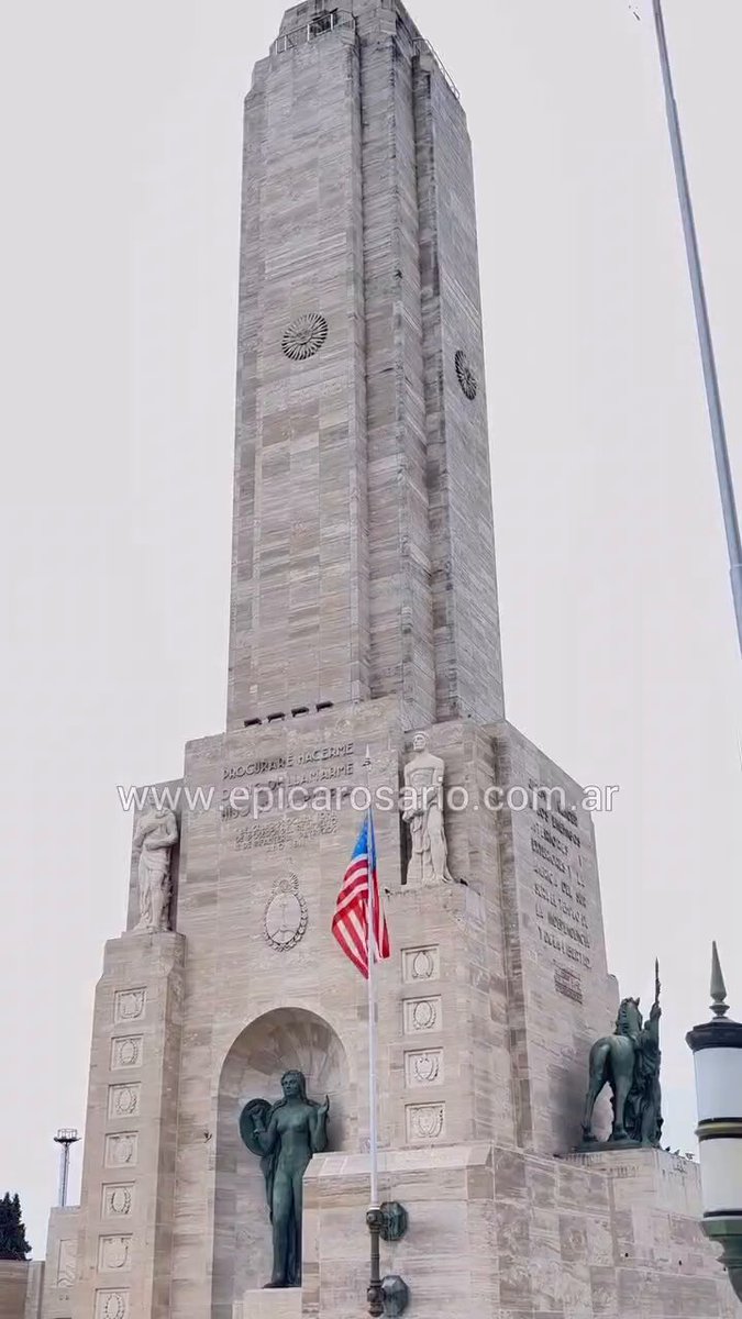Banderas de ESTADOS UNIDOS en nuestro Monumento a la Bandera para festejar la Independencia de Estados Unidos. Por qué MIERDA tenemos que festejar eso para cumplir los caprichos de Milei??