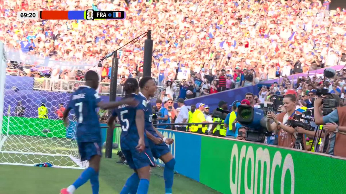 フランス🇫🇷が待望の先制点!! エースのエンバペがPKを冷静に沈め、ついに均衡を破る⚽️ 🏆️#FIFAワールドカップ ラウンド16 🆚パラグアイ×フランス 📱#DAZN ライブ配信中 #本気で楽しむならDAZN コカ・コーラ
