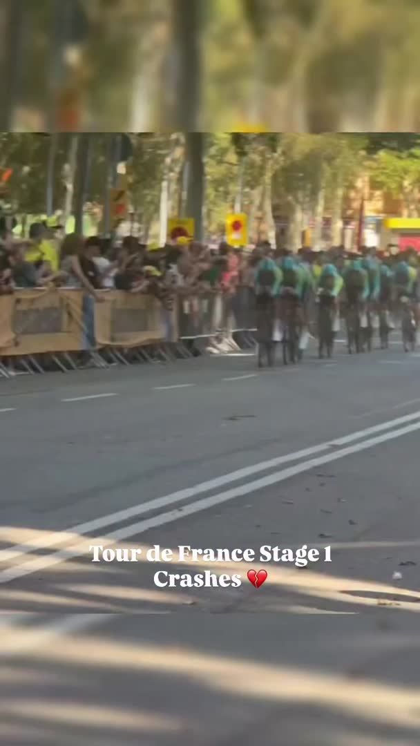 Una tapa de claveguera sobresortint de l’asfalt ha provocat diverses caigudes avui a la contrarellotge del Tour a Barcelona. Una gran irresponsabilitat de l’Ajuntament de Barcelona, en la seva deixadesa habitual. L’organització podia moure les tanques…