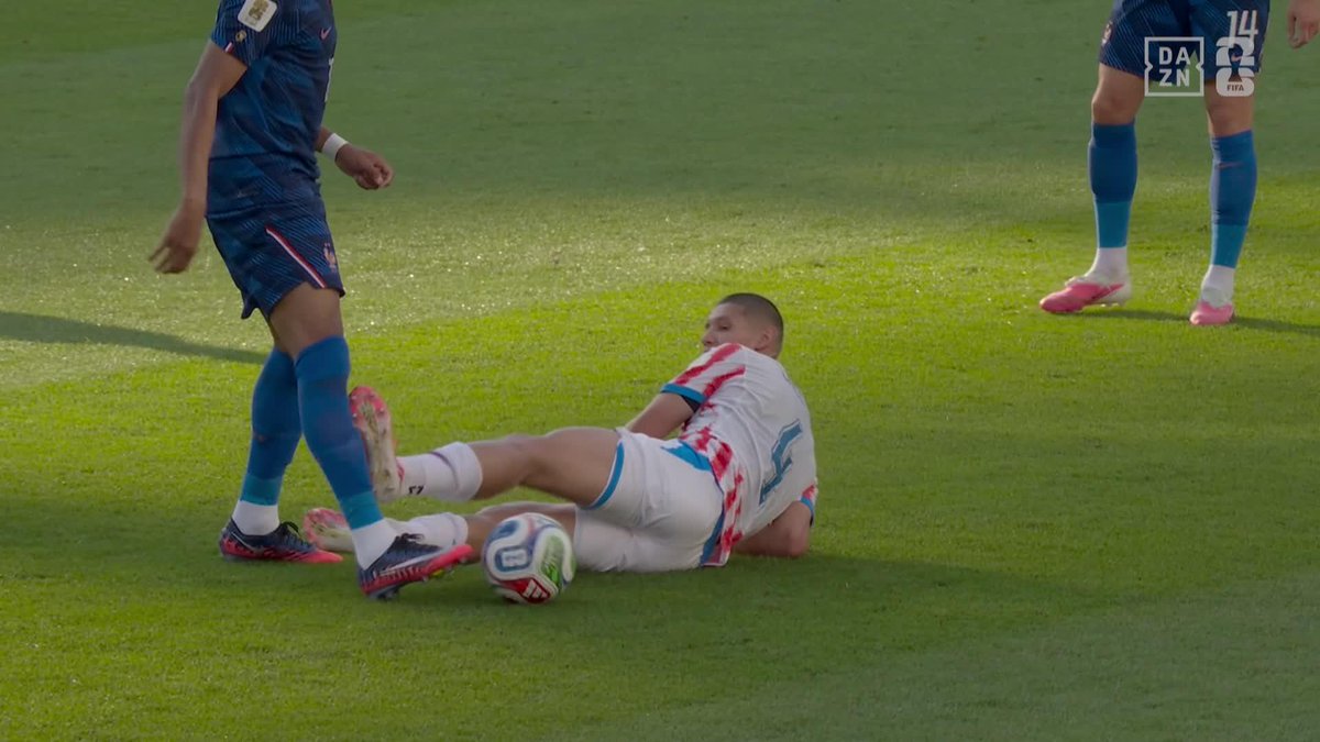 La acción de Juan José Cáceres sobre Mbappé #DAZNMundial #FIFAWorldCup