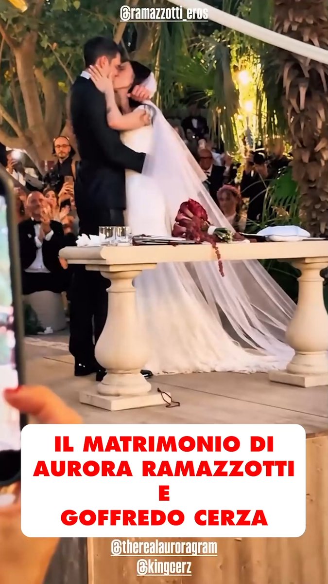 👰🤵 Un giorno da ricordare per Aurora Ramazzotti e Goffredo Cerza. Nei contenuti condivisi da Michelle Hunziker sui social emerge tutta l'emozione del matrimonio: il momento del fatidico "sì", gli sguardi complici degli sposi e una festa indimenticabile. Tra gli istanti più toccanti della giornata, il regalo speciale di Aurora al marito: una serie di canzoni scritte appositamente per lui, un dono personale e ricco di significato che ha reso il loro giorno ancora più indimenticabile. 📹 via Instagram: Michelle Hunziker