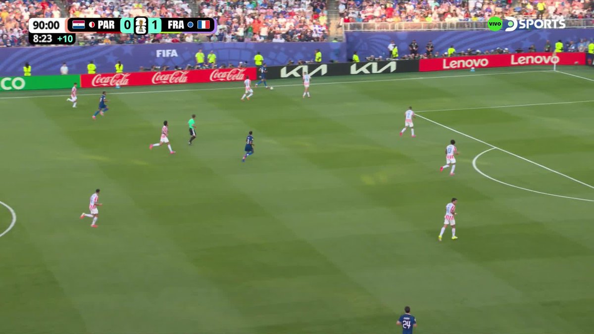 “Dictador” Por la remera de Mbappé de un hincha de Paraguay que fue enfocaron en el final del partido.