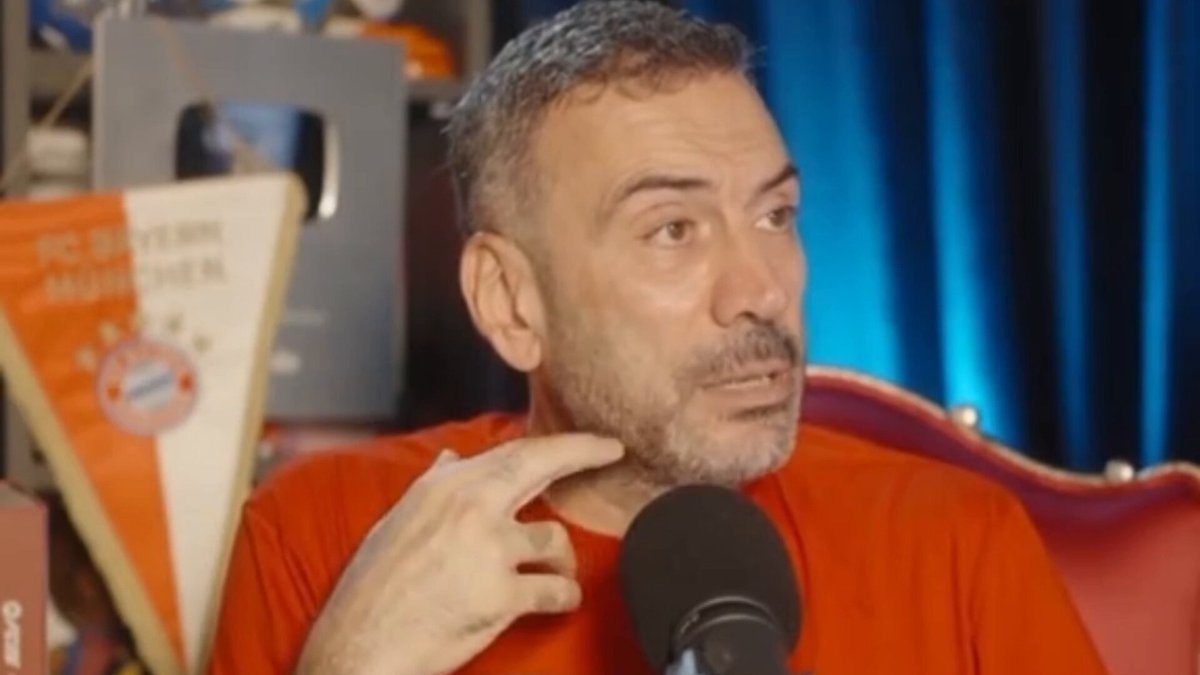 Fenerbahçe Yağız Sabuncuoğlu haberini yalanladı 🤔 Ertem Şener: Kamuoyunun bilgisine demiş Fenerbahçe yönetimi, Yağız Sabuncuoğlu tarafından dile getirilen iddialar gerçeği yansıtmamaktadır. Son günlerde doğru olmayan transfer haberlerinin tekrarlanarak kamuoyuna servis edilmesi ve Fenerbahçe taraftarının sistematik biçimde yanlış yönlendirilmeye çalışılması nedeniyle bu açıklamayı yapma zorunluluğu doğmuştur. Fenerbahçe Spor Kulübü, meslek etiğine bağlı; doğruluğu esas alan hiçbir medya mensubuyla sorun yaşamaz. Benimsedimiz iletişim anlayışı açık, şeffaf ve karşılıklı saygıya dayanmaktadır; ancak kulübümüzü spekülasyonlara spekülasyonlarla yönlendirmeye çalışan, doğruluğu teyit edilmemiş bilgileri gerçekmiş gibi servis eden ve geçmişte alışık olunan bilgi sızdırma düzeninin devam edeceğini düşünen çevreler, Fenerbahçe'nin artık bu anlayışla yönetilmediğini bilmelidir. Büyük Fenerbahçe taraftarının da gerçek habercilikle algı oluşturmaya yönelik asılsız yayınlar arasındaki farkı en doğru şekilde değerlendireceğine inanıyoruz. Transfer sürecine ilişkin doğru ve güvenilir bilgilendirmeler, her zaman olduğu gibi, kulübümüzün resmi iletişim kanallarından kamuoyuyla paylaşılacaktır. Fenerbahçe Spor Kulübü Yönetim Kurulu, ben haberimin arkasındayım. Fenerbahçe Futbol A.Ş. yöneticisi Feridun Geçgel şu anda Fransa'da ve ben de haberimi bu doğrultuda yaptım, kamuoyunun bilgisine sunarım. Buyurun. Yani arkadaşlar, yani bilemiyorum, hani bu konuda ben de eee bak yayına girerken, bak Yağız 5 dakika önce yaptı bu açıklamayı. Ben yayına girmeden, girdikten 2 dakika sonra ne dedim size? Feridun Bey dedim, şu anda yurt dışında. Yağız'ın yaptığı haberler ne? Fenerbahçe ile ilgili. Fenerbahçe, Mason Greenwood için bugün resmi teklif yaptı ve Roma'nın yaptığı, Roma'nın son yaptığı teklifin önüne geçti. Fenerbahçe yaptığı bu teklifle Marsilya'nın istediği 50 milyon euro seviyesine yaklaştı. Acaba Fenerbahçe şöyle bir şey mi diyor: "Yani biz 50 milyon euro falan bandında değiliz"? Onu mu demek istiyor, bilmiyorum ama bu haber doğru bir haber. Yani Fenerbahçe 50 milyon euro seviyesine yaklaşmıştır ya da yaklaşmamıştır, ama ben rakamlara karışmam. Fakat yani Feridun Bey'in, Feridun Bey'in şu anda Fransa'da olduğunu çok önemli bir kaynaktan duydum. Vallahi billahi yani. Özel, Fenerbahçe Futbol Komitesi'nden iki isim; Mason Greenwood transferi için bitirmek için Fransa'ya gitti diyor Yağız. Borussia Dortmund, Guirasy için yapılan son teklifleri kabul etmezse, Olly Watkins için Aston Villa oyuncunun temsilcisiyle görüşme yapılacak. Dünya Kupası'ndan sonra kararını verecek olan Watkins, alternatif olarak bekletiliyor. Ben eee Greenwood'u, Greenwood'u Fenerbahçe'nin almak üzere olduğunu düşünüyorum. Yani bu konuda Fenerbahçe muhtemelen bir sürpriz hazırlıyor. Hani Yağız da bu transferi yaptı, haberi verdi diye, hani Fenerbahçe hani geçen gün dedi ya: "Ya kardeşim biz Ake transferini sessiz sedasız duyurduk, kimsenin haberi olmadan gümbür gümbür duyurduk" diye. E şimdi Fenerbahçe yönetimi bunu düşünebilir, bunu düşünebilir. Sayın Başkan, eee yani ben buradan Fenerbahçe yönetimine sesleniyorum. Sayın Başkan, yani kavgayla gürültüyle değil, biz sizi çok seviyoruz. Siz Fenerbahçe'ye çok yakışan bir adamsınız, çok dürüst bir insansınız. Ben Sayın Aziz Yıldırım'ın çok düzgün bir insan olduğunu biliyorum. Çok dürüst bir insan olduğunu biliyorum. Çok büyük bir Fenerbahçeli olduğunu biliyorum. Ama Sayın Başkan, ne olur kavga etmeyin ya. Bak bu sene kavga ne olur etmeyin ya. Allah aşkına medya yoruldu, kulüpler yoruldu, insanlar yoruldu. Hepimiz yorulduk. Size saygımız sonsuz. Siz deyin ki: "Ya tamam yok" deyin. Yapmayın Fenerbahçe ile ilgili haber deyin. Yapmayalım. Bağlanın yayınlarımıza. Söyleyin. Deyin ki: "Kardeşim bu haber doğru değil" deyin. Ama bak ben bir daha söylüyorum. Siz Tayfun Bayındır veya Mehmet Aslan abiyle yaptığınız bir röportaj vardı. Hürriyet ya da Hürriyet ya da Milliyet gazetesine vermiş olduğunuz bir röportaj vardı. Orada diyorsunuz ki: "Bak üçüncü kez söylüyorum, biz bazen işte transfer haberlerini yalanlamak zorundayız" diyorsunuz ya. Yani bunu hani kalkıp da ne diyeyim yani hani siz hani yalanlamak zorundasınız. Bu arada doğru söylüyorsunuz. Fiyat yükseliyor işte Roma, fiyat yükseltiyor. Atletico Madrid devreye giriyor, bilmem ne oluyor. Ha olabiliyor yani. Ama siz bizim canımızsınız ya Başkan. Sayın Başkan, biz sizi çok seviyoruz. Bir kere sizden ziyade Fenerbahçe'yi seviyoruz. Fenerbahçe kulübüne saygı duyuyorum ben. Ben Fenerbahçe kulübü bir şey söylüyorsa bitmiştir olay. Yani Yağız da çok güzel cevap vermiş. Yani Fenerbahçe kulübüne verilebilecek en güzel cevabı vermiş. Hani saygı sınırı, saygı sınırları içerisinde adam hiçbir şekilde bak helal olsun Yağız'a. Çocuk çok doğru bir cevap vermiş. Diyor ki: "Fenerbahçe Spor Kulübü'nün açıklamasına karşı saygım sonsuzdur." Bitti. Bak saygım sonsuzdur diyor. Bundan sonrasına helal olsun demek için.