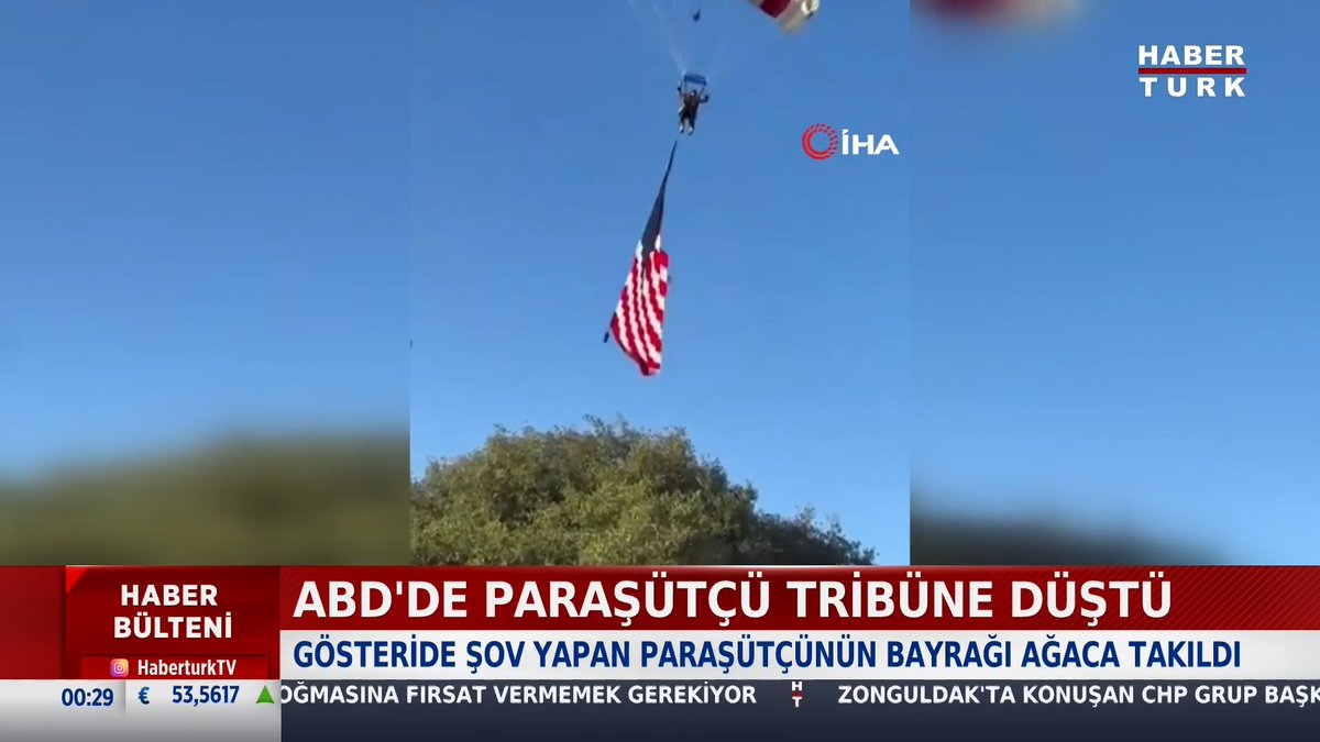 ABD'de paraşütçü tribüne düştü Gösteride şov yapan paraşütçünün bayrağı ağaca takıldı.