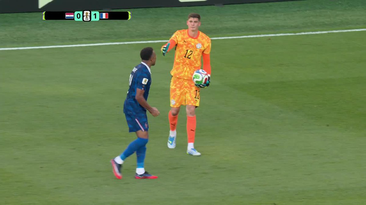 Momento en que Kylian Mbappé se gana todo el odio de Sudamérica: Negó el saludo a Orlando Gill y este le respondió con un pelotazo.