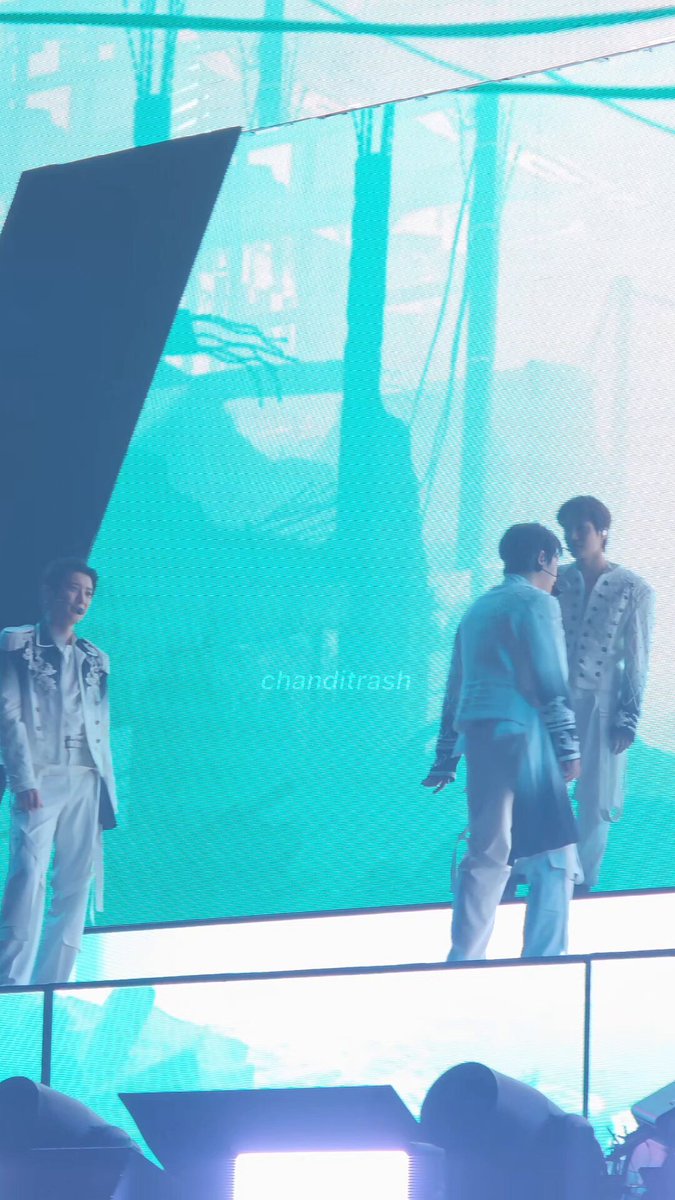 chanyeol ijboling at kyungsoo's antics 🤣 #chansoo #EXhOrizoninMANILA