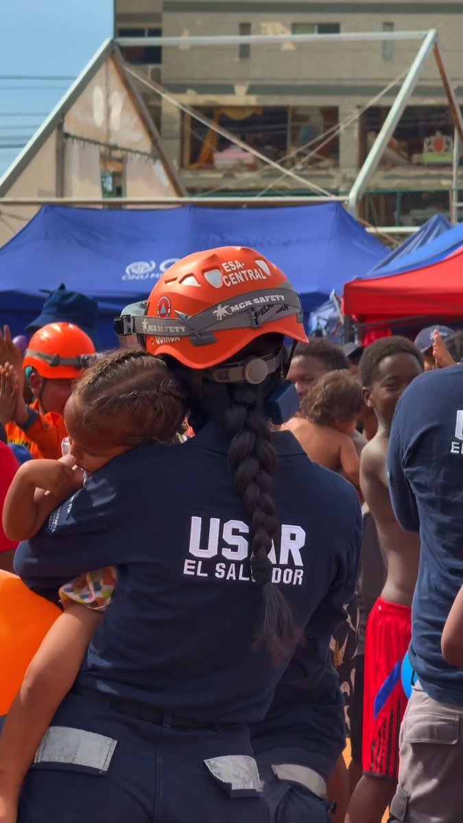 Muchos han visto las labores de búsqueda y rescate. Sin embargo, esta tragedia también ha dejado a miles de niños enfrentando pérdidas irreparables. Algunos perdieron a su mamá o a su papá; otros, a ambos. Muchos perdieron sus hogares y todo lo que tenían. Por eso, además de las labores de rescate, estamos realizando jornadas especialmente pensadas para ellos. A través de juegos, actividades recreativas y espacios seguros, nuestros equipos brindan atención psicológica y apoyo emocional, velando por su salud mental y su bienestar. En los próximos días continuaremos visitando las comunidades afectadas para llevar atención médica, atención psicológica, programas de primera infancia y actividades para los niños. Acompañarlos en estos momentos de trauma también es urgente. 🇸🇻🇻🇪