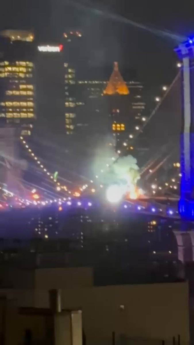 Brooklyn bridge caught fire…show stopped 🔥
