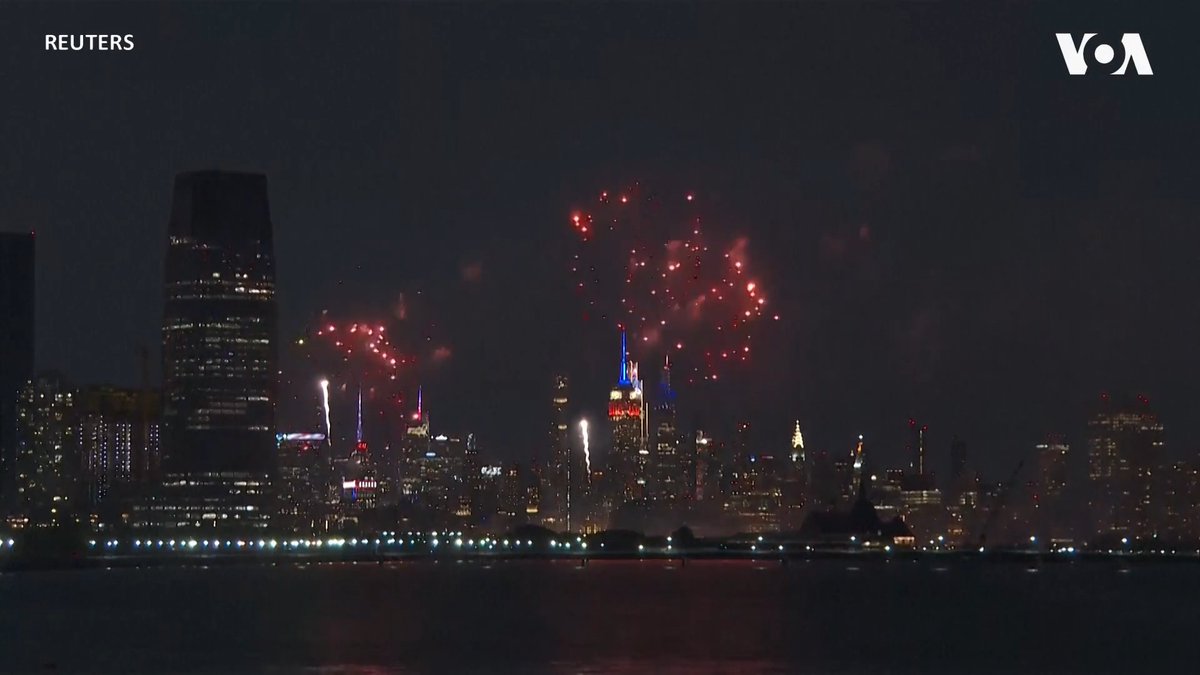 纽约天际线7月4日夜晚被烟花点亮，庆祝美国独立250周年。 当地报道说，持续25分钟的烟花秀向夜空发射了约8.5万枚烟花弹。 更多：