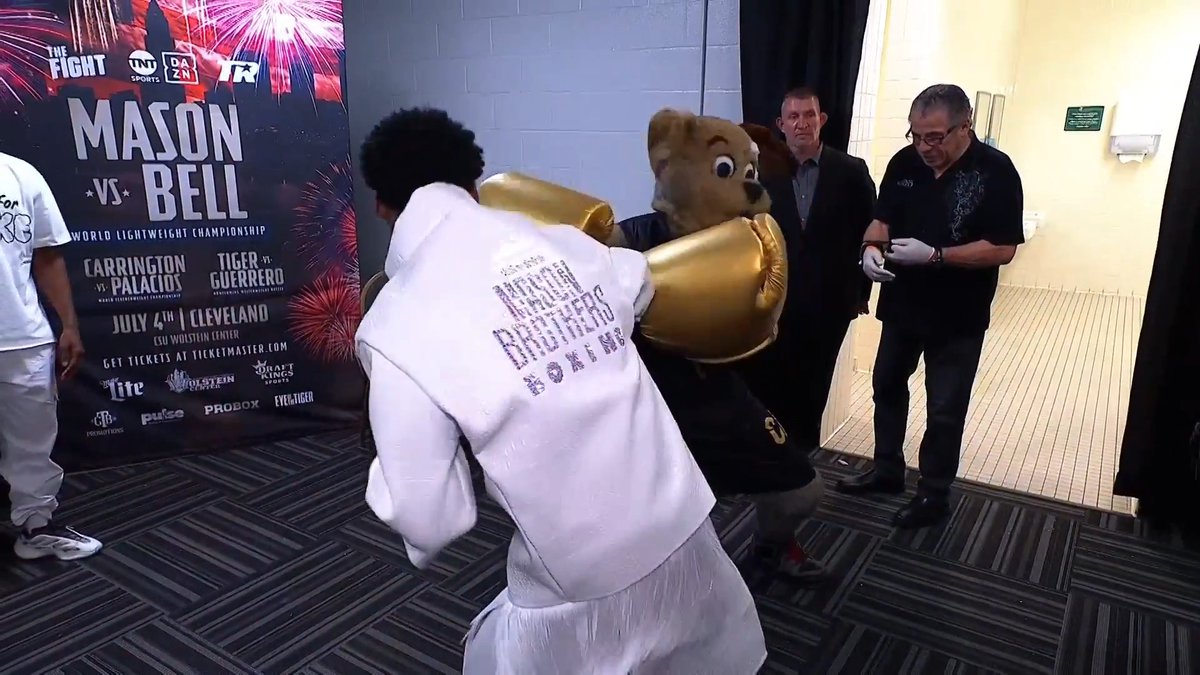 Abdullah Mason was getting some last minute practice in against the Cleveland Cavaliers mascot 😂 #MasonBell starts NOW on TNT, truTV, &amp; DAZN 🥊 DAZN Boxing