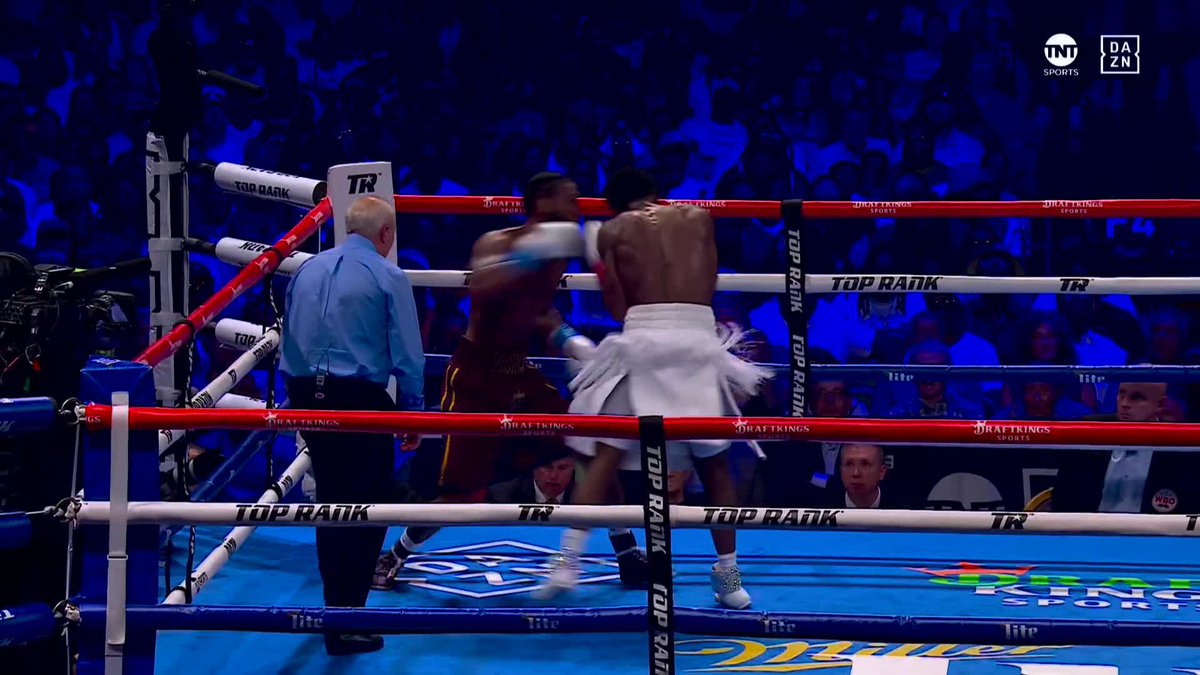 How do you have this scored through 4? #TheFight | #MasonBell LIVE NOW on DAZN and TNT ▪️