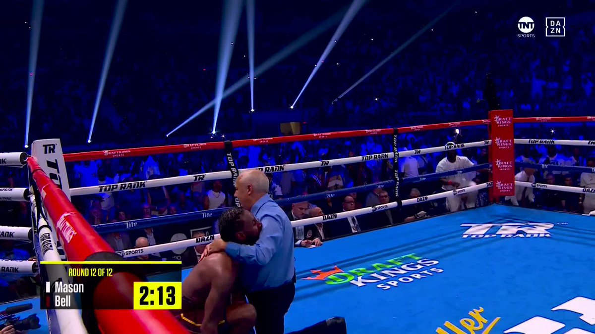 THE REF STOPS THE FIGHT IN ROUND 12!!! 🤯🤯 Did he make the right decision?? #TheFight | #MasonBell LIVE NOW on DAZN and TNT ▪️