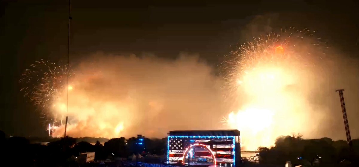The U.S. definitely just set a record for most blinding fireworks finale lol 🇺🇸