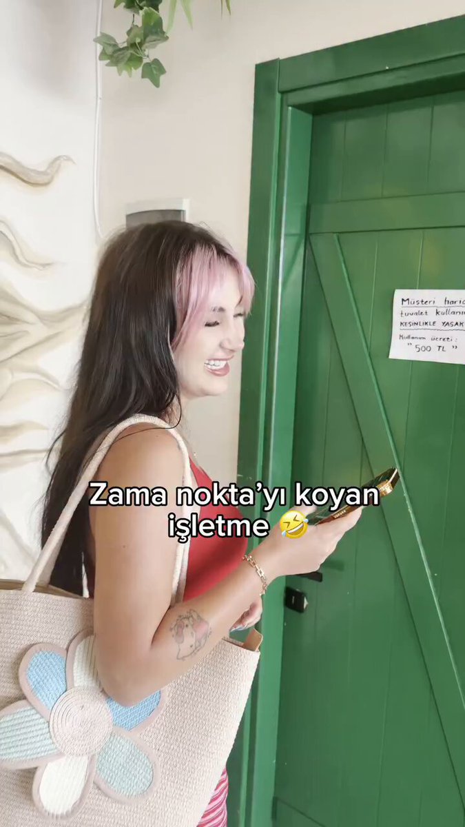 Muğla’nın Akyaka ilçesinde bir işletmeye giden gençler, tuvalete asılan yazı karşısında şaşkınlık yaşadı. 🔹 “Müşteri harici kullanım kesinlikle yasaktır.” 🔹 “Kullanım ücreti 500 TL.”
