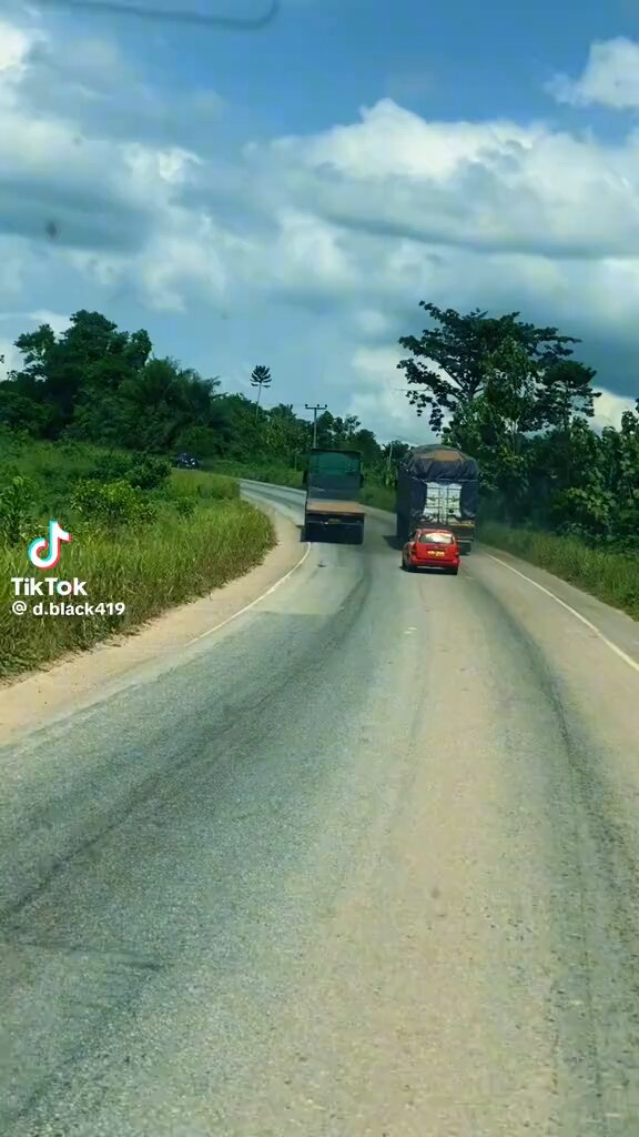 Look at the accident this voxy was about to cause 😳