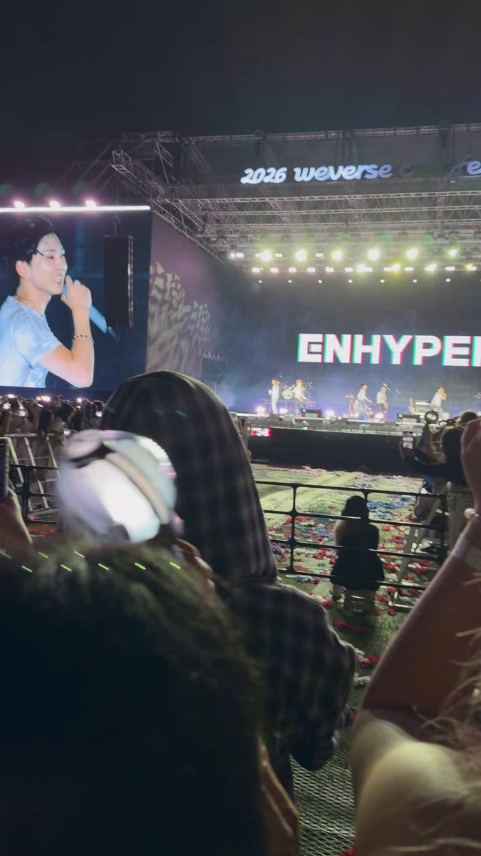 우리는 혹시라도 실수할까봐 뇌 꽉 붙잡고 목 터져라 바뀐 응원법 하는데 이번 상파울루 모도 응원법보고 존나 힘빠짐.. 우리만 이렇게하면 뭐해 7충들은 콘서트에서 없는멤버까지 다 부르는데