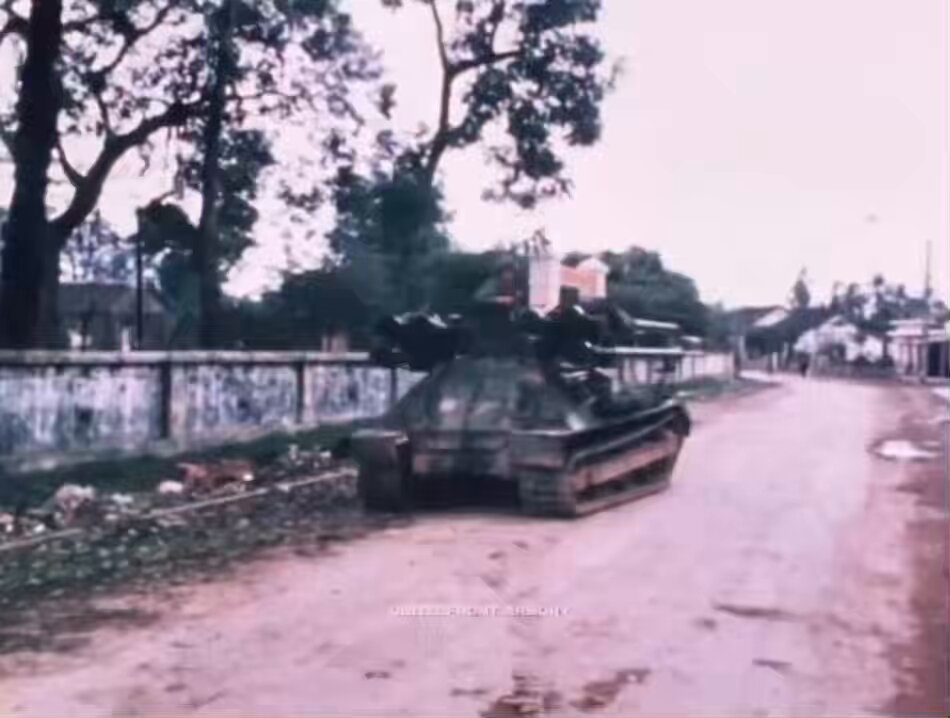 M50オントス。1950年代にアメリカで開発された海兵隊の対戦車自走砲。最大の特徴は車体前部に装備された6門の106mm無反動砲で、同時斉射による圧倒的な火力で敵の戦車を撃破する目的で運用された。