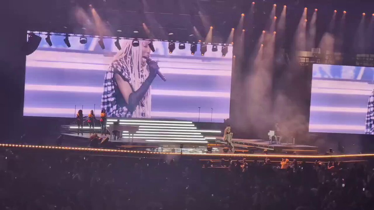 Brandy performing “When You Touch Me” LIVE at Essence Fest🤯🤯🤯🤯
