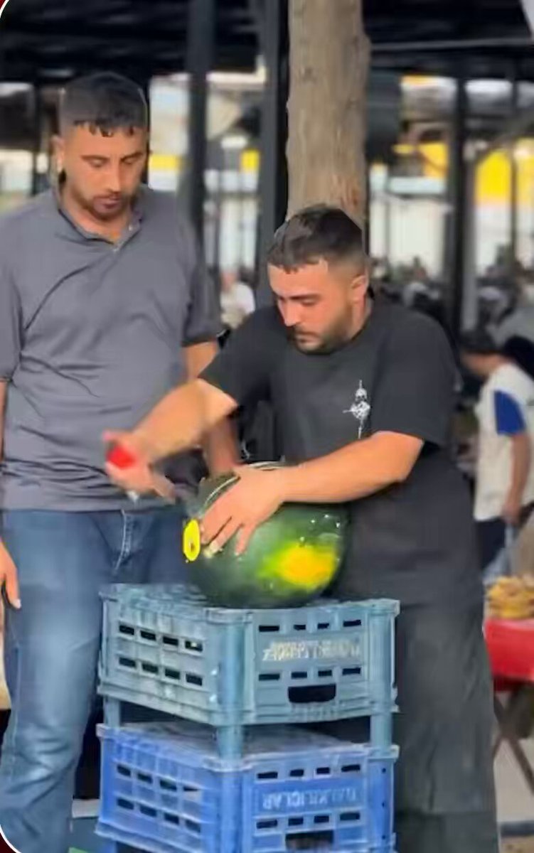 Şanlıurfa’da bir pazarcı, sattığı karpuğa olan güvenini müşterilerin önünde karpuzu keserek gösterdi.