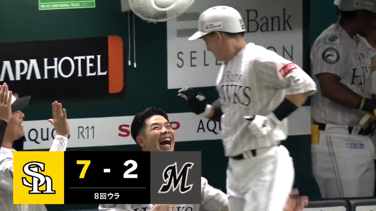 これがリーグ最強の3.4番⁉ 3打数2安打2本塁打6打点の大暴れでリーグ最多62打点になった #近藤健介 ‼‼ 抜かれてしまった #栗原陵矢 も負けじと24号ソロを放ち59打点の3差に迫る‼‼ チームメイト同士 笑顔のタイトル争い🤩 #sbhawks #ベースボールLIVE で配信中[初月無料]