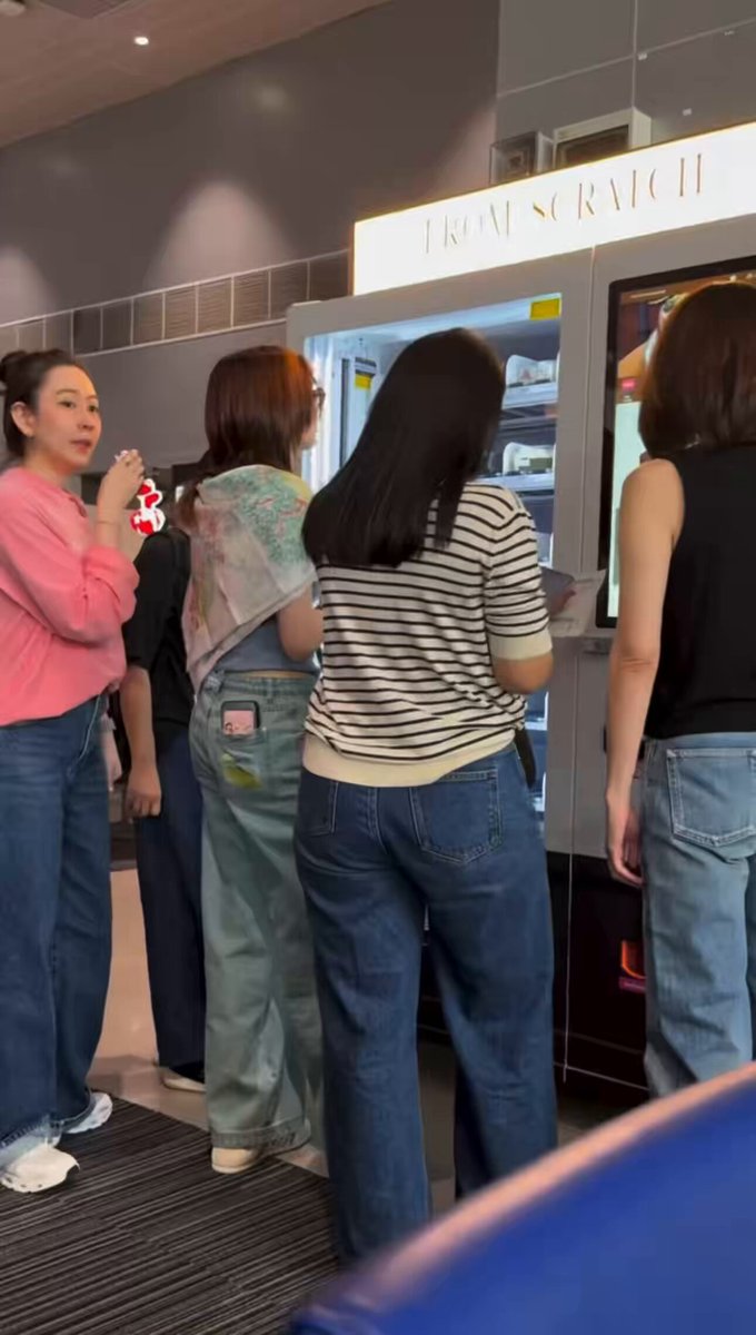 OP “ On the same flight back to Bangkok with Nong Orm again! 😳 While I was waiting to board and having coffee, she suddenly appeared right behind me. So I just chilled, sipping my coffee while watching Orm buy some desserts. 🤣 The whole time, Orm was talking in the cutest, soft baby voice. 🫠🫠🫠🫠🫠 I hereby officially declare that the Khon Kaen show was the absolute peak of my life! “ Aaaww~~~ the way she naturally looked after everyone was so heartwarming. 🥹 She kept asking what everyone wanted to eat, placed all the orders herself, and even bent down to pick up each dessert before handing it to everyone. And she turned to MaeKoy and softly asked, “Mae, kin arai mai?” (“Mom, do you want anything to eat?”) 🫠 That tiny baby voice… my heart couldn’t handle it. She’s such a thoughtful little soul. 🤍