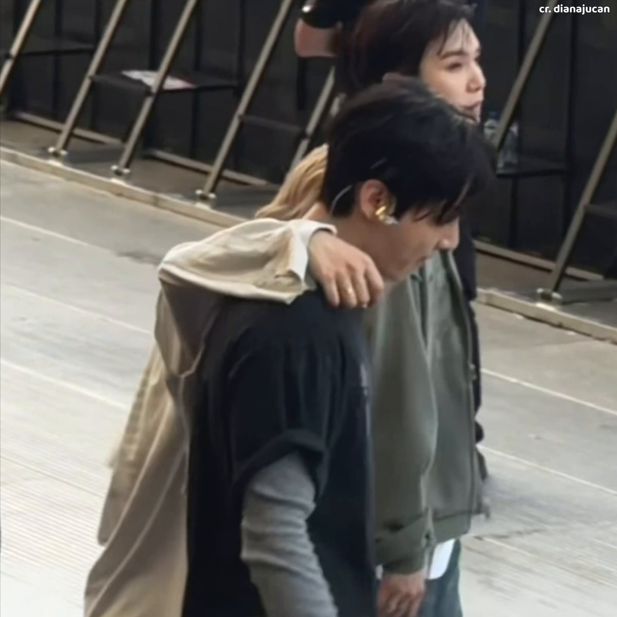 hello we got a new closer and clearer angle of this jikook 😭 oh those hand drives me even crazier now at this quality and why is the smile at the end is just so????? 😩