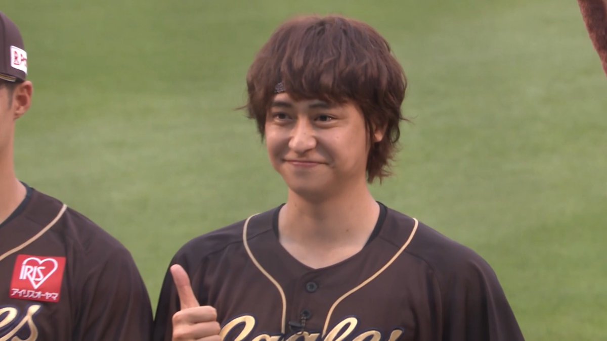 今日のセレモニアルピッチは Hey! Say! JUMP #八乙女光 さん⚾🎤 投球前には、八乙女さんから両チームのファンの皆さんへ温かい言葉が✨ キャッチャーは #太田光 選手が務め、“光”バッテリーが誕生🤝🌟 ノーバウンドの力強いナイスピッチングでした👏 #RakutenEagles #強鷲革新