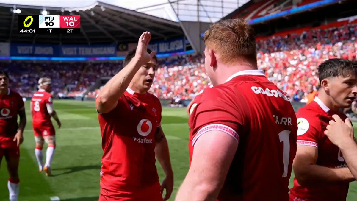 Another Rhys Carre try, this feels more and more inevitable these days. Hes so important to our pack for the carries, Paul James has turned him into a serious scrummager now too. 5m out, you're not stopping him