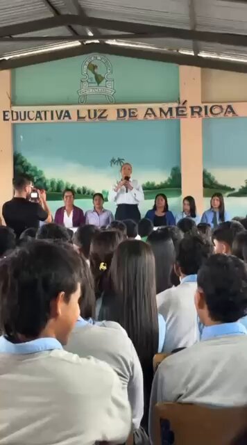 ‼️La asambleísta por Santo Domingo de los Tsáchilas, #YadiraBayas, precandidata a la Prefectura por AdnEcuadorOk, aparece junto a estudiantes de una unidad educativa, participando en actividades como descarga de bloques, tomándose fotografías y emitiendo mensajes motivacionales, usando a los jóvenes y a los espacios educativos con fines electorales. No es la primera vez que enfrenta señalamientos similares, ya que durante la campaña de 2025 fue denunciada por presunto uso de recursos públicos con fines proselitistas en la entrega de cocinas de inducción, caso en el que el cnegobec solicitó sanciones, pero que fue archivado por el Contencioso Electoral “por falta de pruebas”.‼️