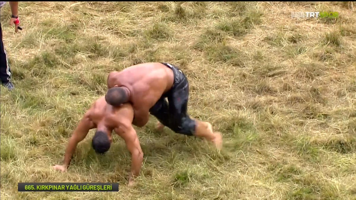 🏆 665. Tarihi Kırkpınar Yağlı Güreşleri 🤼♂️ Feyzullah Aktürk, Mustafa Taş'ı mağlup ediyor ve üst üste ikinci kez adını Kırkpınar'da finale yazdırıyor.