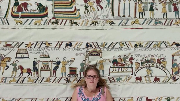 🧶 🏴󠁧󠁢󠁥󠁮󠁧󠁿 🇫🇷 Woman on decade-long mission to recreate Bayeux Tapestry In eastern England, Mia Hansson has spent the last decade recreating one of history's most famous embroidered artworks. But Hansson says she started the project for the craftsmanship, not the history