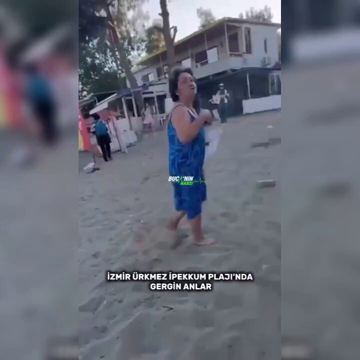 "Sen kimsin lan, buralar bizim, Yallah!" İzmir’in Ürkmez İpekkum Plajı’nda skandal görüntüler... Bir kadın, başörtülü annesiyle sahile gelen ziyaretçileri kovdu. Eşyalarını atarak hakaretler yağdırdı. 🗣️"Hayır anne nereye gidiyorsun. Kim kimi halk plajından kovuyor"