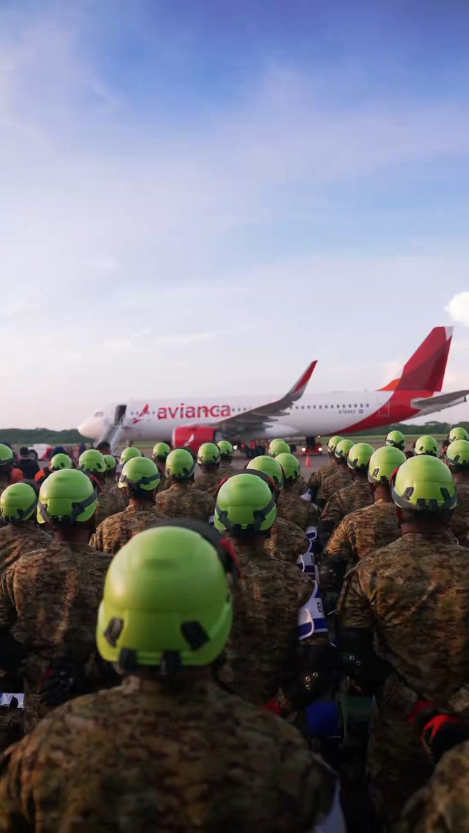 Muchos de los miembros de nuestra misión ya se encuentran exhaustos. Por ello, hemos decidido enviar un séptimo avión con 120 especialistas para relevar a quienes más lo necesitan. Los otros 180 integrantes del contingente original continuarán en el terreno, por lo que mantendremos en todo momento un equipo de 300 rescatistas, médicos, paramédicos, psicólogos, veterinarios, bomberos y otros especialistas, muchos de ellos preparados específicamente para esta nueva fase de la misión. Además, aprovechamos este vuelo para enviar cinco toneladas adicionales de ayuda humanitaria, con medicamentos, alimentos, insumos y equipo para reforzar las labores que continúan en la zona. Nuestros equipos de rescate siguen trabajando al 100%. Muchos de los nuevos integrantes se incorporarán directamente a esas labores, aunque sabemos que cada vez es más difícil. Fuerza Venezuela 🇸🇻🇻🇪
