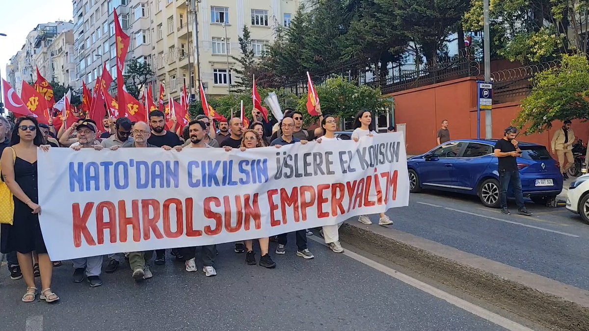 İstanbul yürüyor! 🚩Dünyanın en büyük terör örgütü NATO'ya karşı yürüyüşümüz, Taksim'den Dolmabahçe'ye doğru başladı. TKP - İstanbul