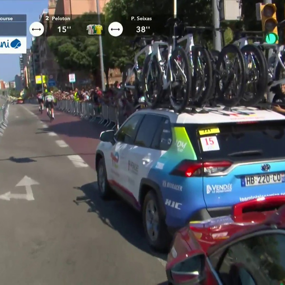 🇫🇷🚴♂️ FLASH | Énorme frayeur pour l'espoir français Paul Seixas sur le Tour de France. Victime d'une crevaison, le Français a évité de justesse un véhicule de la caravane en revenant sur le peloton.