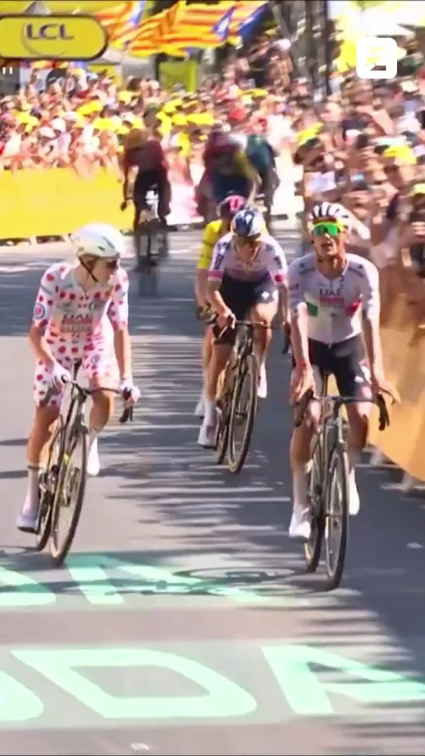 CHE BELLEZZA: Pogacar lascia la vittoria a Del Toro 🎩 Lo sloveno 'marca' Vingegaard e il messicano vola indisturbato al successo di tappa! Primo sigillo al Tour a 22 anni 🇲🇽 #TDF2026