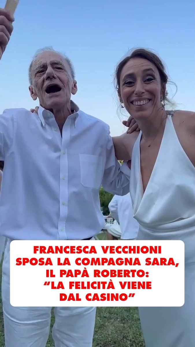 👰👰 "Oggi abbiamo una cosa in più in comune, siamo entrambi sposati. Per me l'amore ha un nome e quel nome è Sara. Grazie a chi, come noi, continua a credere nell'amore". Con queste parole Francesca Vecchioni ha annunciato l'unione civile con la compagna Sara, dopo circa sei anni di relazione. Alla cerimonia, celebrata nella casa di famiglia a Desenzano e officiata dall'amica Monica Cirinnà, erano presenti parenti e amici. Tra i momenti più emozionanti, il discorso del padre Roberto Vecchioni, che ha scherzato sul matrimonio: "Ora abbiamo una cosa in comune: ci siamo sposati tutti e due". Il cantautore ha poi aggiunto che ogni relazione attraversa anche momenti difficili, concludendo: "La felicità nasce anche dal casino". Scrittrice, attivista per i diritti umani e presidente della Fondazione Diversity, Francesca Vecchioni è da anni impegnata nella promozione dell'inclusione e dei diritti della comunità LGBTQIA+. In passato è stata legata ad Alessandra Brogno, con la quale ha avuto nel 2012 le figlie gemelle Nina e Cloe. Dopo il rito, gli invitati hanno festeggiato in giardino tra musica, brindisi e un tuffo in piscina. In un messaggio pubblicato sui social, Francesca ha ringraziato Monica Cirinnà, le figlie, le famiglie e la moglie Sara, dedicando un pensiero a chi continua a credere nel valore dell'amore. 📹 via Instagram: Francesca Vecchioni