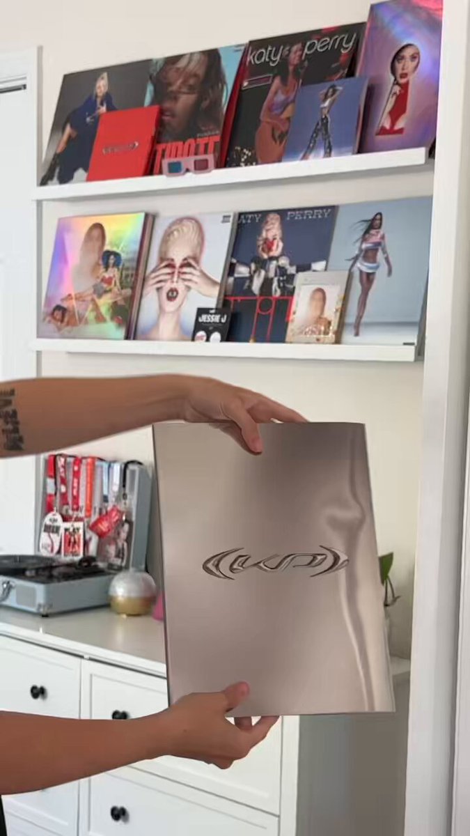 VÍDEO: Confira o tourbook oficial da “The Lifetimes Tour”, disponível para todos aqueles que compraram o pacote KLUB 143 durante a turnê 💖