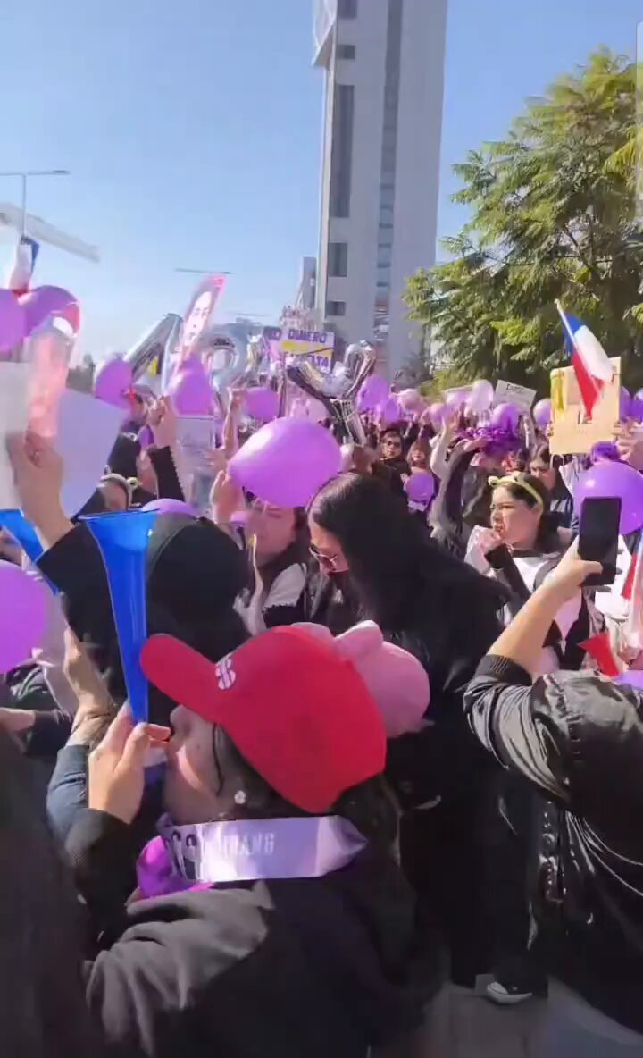 ARMY Chile, está comenzando a llegar a las manifestaciones 💜 #BTSALNACIONAL #BTSENCHILE #BTSCHILE #QUEREMOSABTSENELNACIONAL