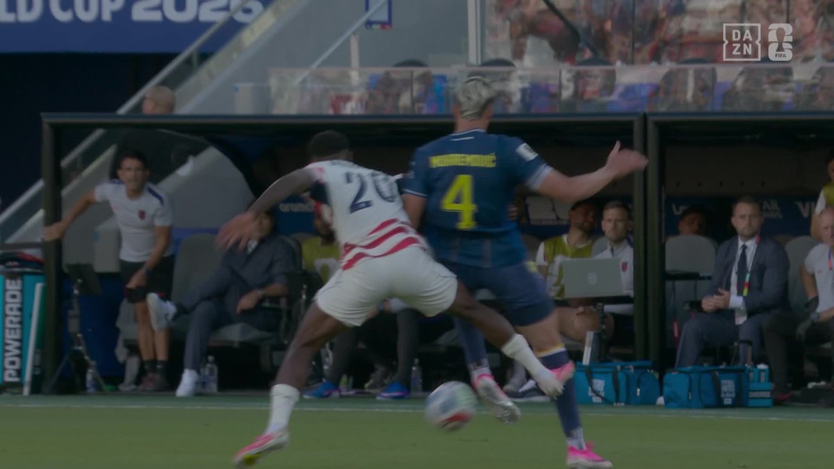 😂 Lo que le faltaba a este Mundial: 🇺🇸 El jugador de la selección anfitriona, Balogun, fue expulsado correctamente ante Bosnia Herzegovina, pero... 👔 La FIFA le quita la sanción por juego brusco y grave = (🟥) y podrá jugar los 1/8s vs Bélgica.