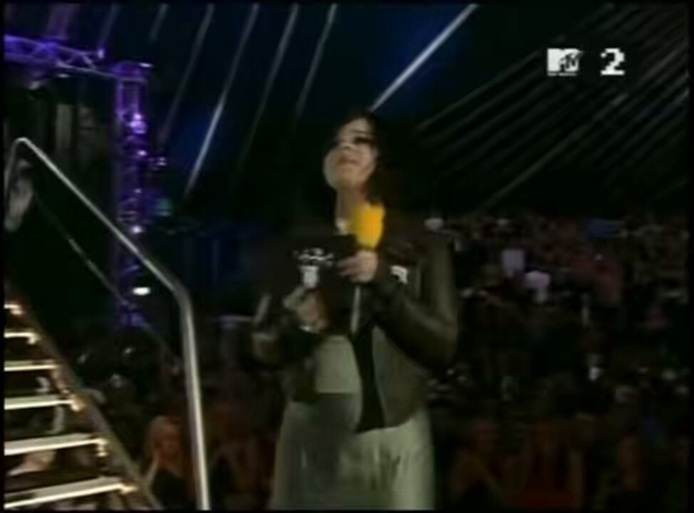 Kelly Osbourne getting booed on stage while trying to shade Christina Aguilera (2003)