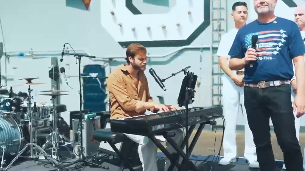 Former hostage Alon Ohel performing on the USS Nimitz to mark 250 years since the establishment of the United States. What an appropriate choice. Alon’s music is the sound of freedom ❤️