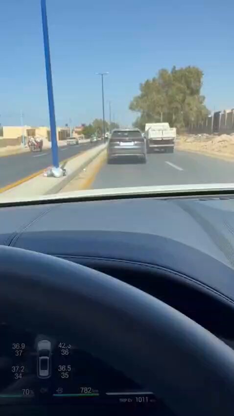 طفل بعمر ٩ سنه يسوق سيارة ووالدة بجانبة بشارع عام معرض حياتة وحياة الأخرين بحياته وحياة الاخرين للخطر