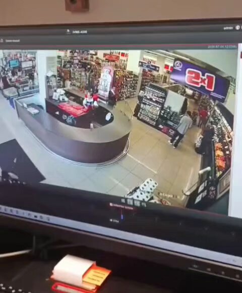 #EsViral Un joven fue sorprendido intentando sustraer un robot de cocina MasterPro en el Supermercado La Torre de plaza comercial Petápolis, zona 12.