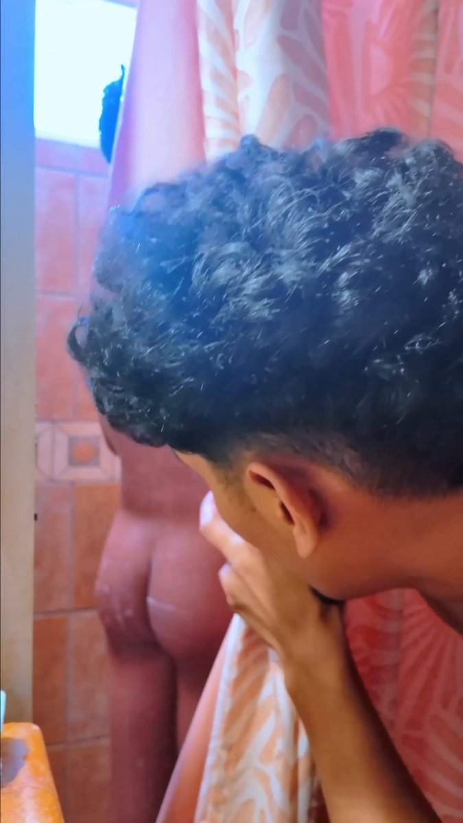 Mi hermano mayor es el mejor, cuando se pone a espiarme mientras me estoy bañando es porque tiene los huevos llenos de leche y ya no aguanta mas🥵 Al final del video lo compruebo por toda la que me tira en la cara🤤