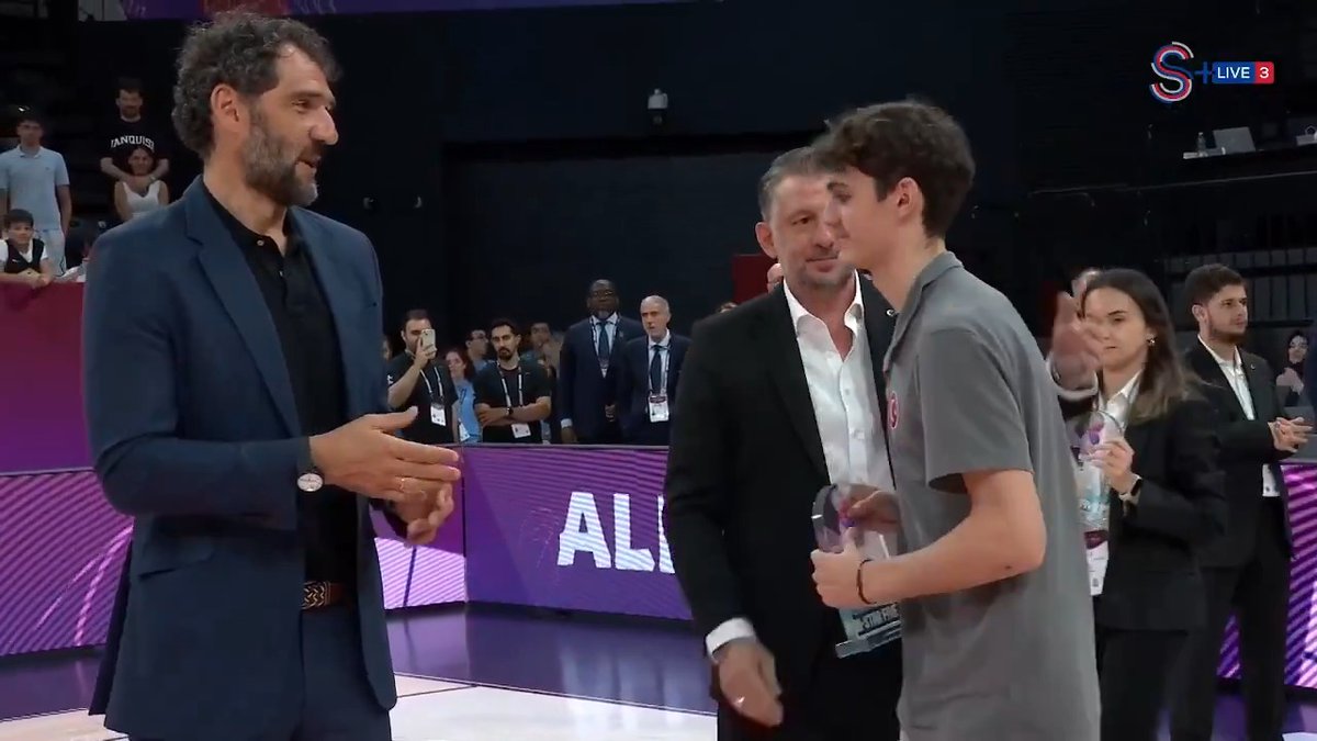 FIBA U17 Dünya Kupası'nın en iyi beşine seçilen Ömer Kutluay, ödülünü aldı! 🤩🌟