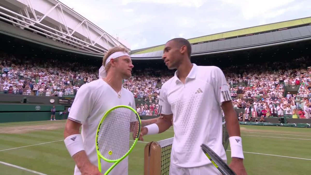 ๐ณ Hubo TENSIรN en el saludo entre Davidovich Fokina y Auger-Aliassime.