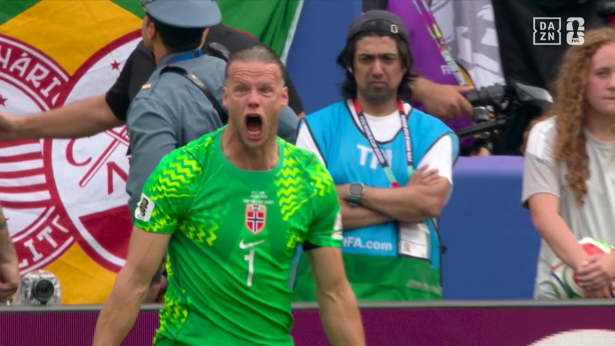 ノルウェー🇳🇴の守護神ニーランが圧巻のPKストップ! ビッグセーブでブラジル🇧🇷に先制点を許さず🖐️ 🏆️#FIFAワールドカップ ラウンド16 🆚ブラジル×ノルウェー 📱#DAZN ライブ配信中 #本気で楽しむならDAZN コカ・コーラ