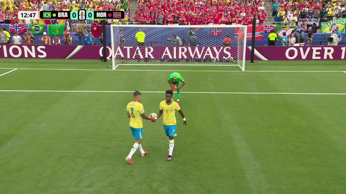 ¿QUÉ PASÓ? Vinícius Jr había tomado la pelota para encargarse del penal pero a último momento le cedió el tiro a Bruno Guimaraes. ¡Luego Nyland atajó! ⚽ #ESPNMundial 📺 Mirá los mejores partidos de la #FIFAWorldCup por ESPN, en el Plan Premium de #DisneyPlus